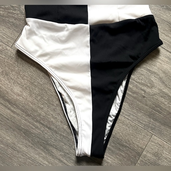 Volcom Simply Rib monochrome swimsuit size M - Picture 10 of 16